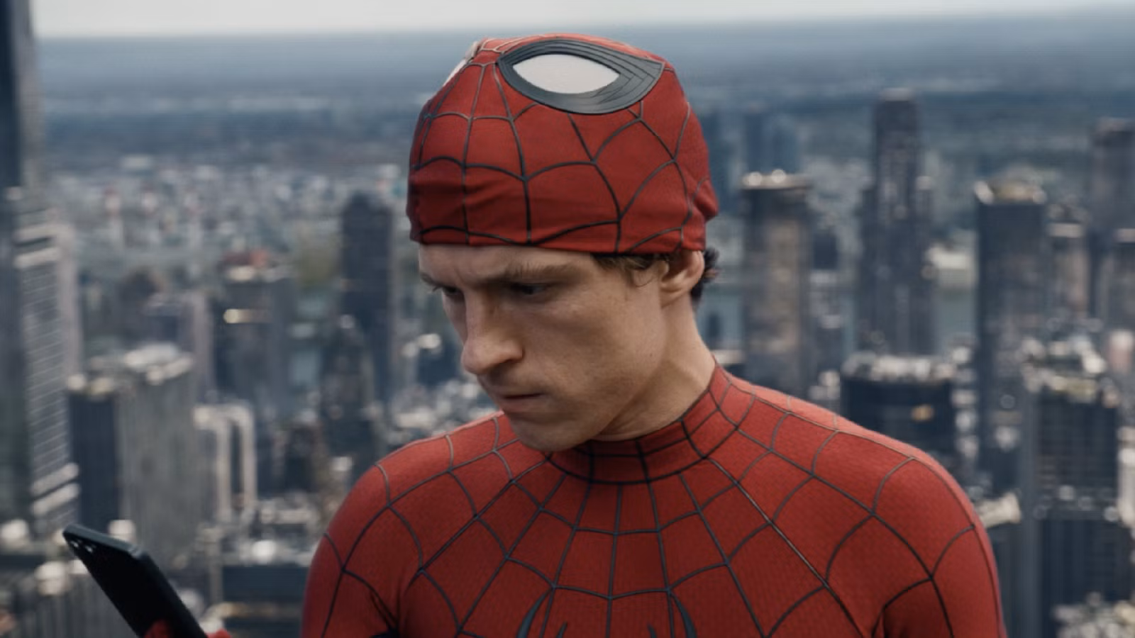La actualización de Tom Holland sobre cuándo terminará su carrera en Spider-Man soluciona un gran temor del MCU