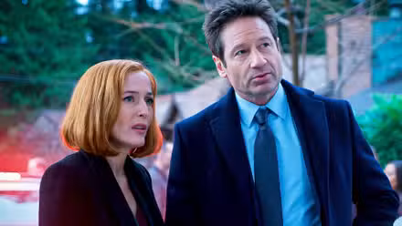 Gillian Anderson como Dana Scully y David Duchovny como Fox Mulder en Expediente X