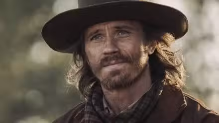 Garrett Hedlund como Garrett Montgomery en Lawmen Bass Reeves