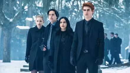 Betty, Jughead, Veronica y Archie asisten a un funeral en la temporada 2 de Riverdale.