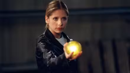 Buffy Summers sosteniendo un orbe brillante en Buffy The Vampire Slayer.