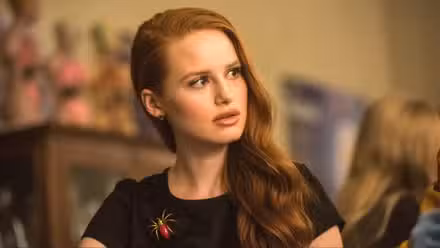 Cheryl Blossom (Madelaine Petsch) mira hacia un lado sorprendida en Riverdale