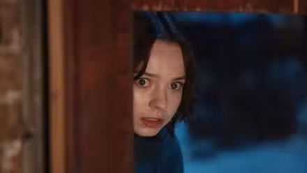 Pip Fitz-Amobi (Emma Myers) asomándose a la vuelta de una esquina en la temporada 2 de A Good Girl's Guide to Murder