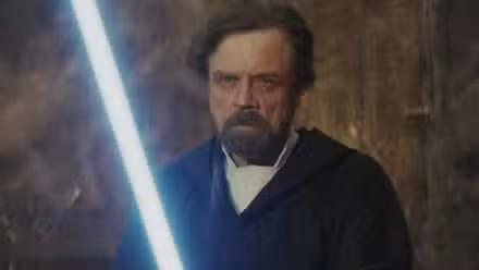 Luke sosteniendo su sable de luz en The Last Jedi