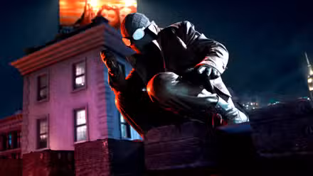 La Araña de Nicolas Cage sosteniendo una aguja mientras está encaramada en una azotea en Spider-Noir