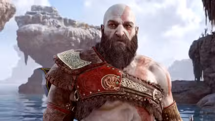 Kratos parado en una playa en God of War Ragnarok.