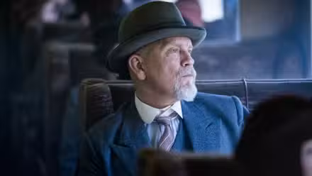 John Malkovich como Hércules Poirot en Los asesinatos de ABC