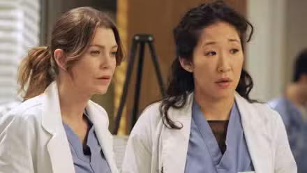 Cristina Yang (Sandra Oh) y Meredith Gray (Ellen Pompeo) en Anatomía de Grey.
