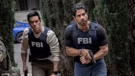 Tyler Green (Ryan-James Hatanaka) y Luke Alvez (Adam Rodriguez) en la temporada 19 de Criminal Minds.