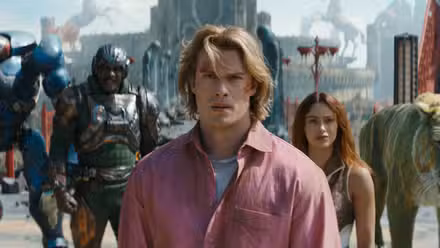 Man at Arms (Idris Elba), He-Man (Nicholas Galitzine) y Teela (Camila Mendes) en Masters of the Universe