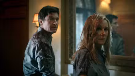 Marty y Wendy cubiertos de sangre en Ozark