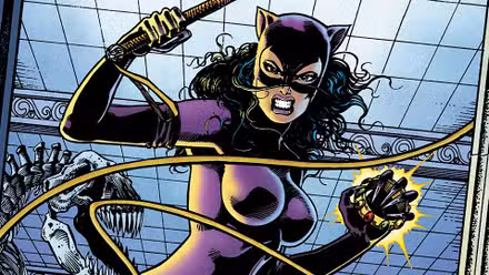 Disfraz clásico de Catwoman con látigo y morado.