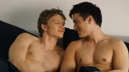 Shane Hollander e Ilya Rozanov acostados juntos en la cama en Rivalidad acalorada