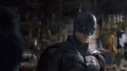 Robert Pattinson con su traje de Batman en The Batman