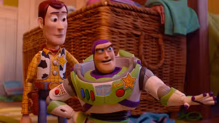 Woody mirando a Buzz en Toy Story 5