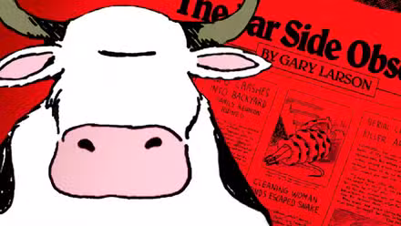 Una de las vacas características de The Far Side (primer plano) con la portada de un periódico rojo al fondo.