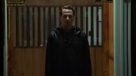 Matthew Rhys se encuentra siniestramente frente a una puerta en Widow's Bay