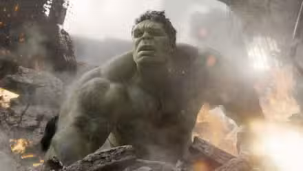 Hulk luce consternado rodeado de escombros en Los Vengadores
