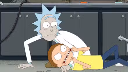 Rick se contrae mientras sujeta a un Morty enojado en la temporada 9 de Rick y Morty
