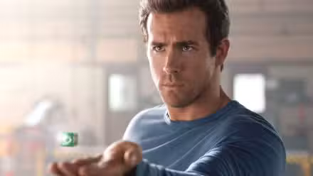 Ryan Reynolds con su anillo de Green Lantern en la película Green Lantern