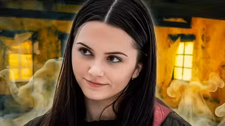 Imagen personalizada de Julie Matthews (Hannah Cheramy) sonriendo y frente a las llamas en Desde