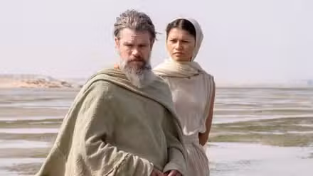 Zendaya como Atenea detrás de Matt Damon en La Odisea