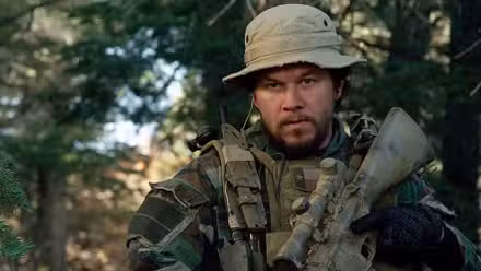 Mark Wahlberg como Marcus Luttrell parece concentrado en Lone Survivor