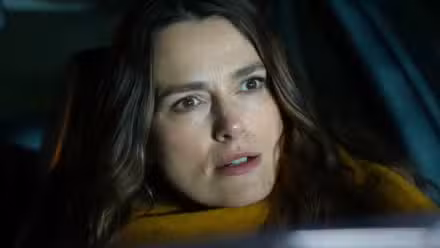 Helen (Keira Knightley) luce sorprendida en su auto en la temporada 1 de Black Doves