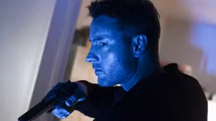 Colter Shaw (Justin Hartley) con su arma en las sombras de Tracker