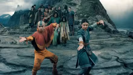Aang (Gordon Cormier) y Katara (Kiawentiio) controlan el agua mientras protegen a un grupo de refugiados en Avatar: The Last Airbender temporada 2