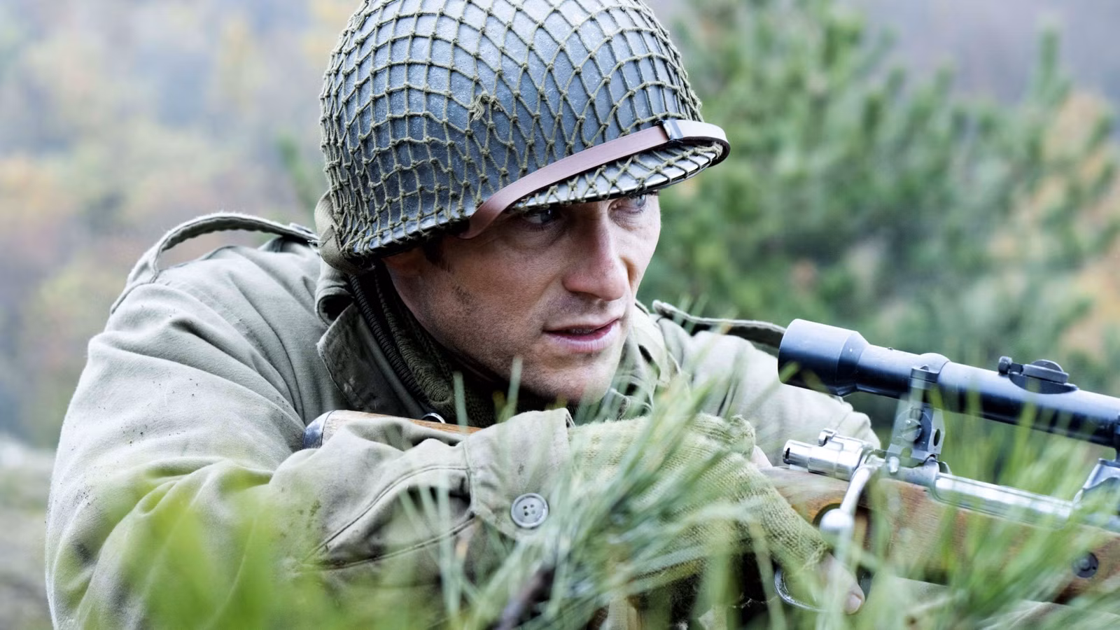 El nuevo thriller de Scott Eastwood sobre la Segunda Guerra Mundial con una tradición icónica de películas de guerra debuta con una puntuación de audiencia de RT decepcionante