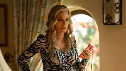 Shyanne Millet parece preocupada mientras sostiene su teléfono en el episodio 4 de Margo's Got Money Troubles
