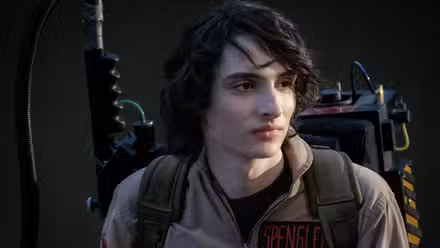 Finn Wolfhard en uniforme en Ghostbusters: Frozen Empire