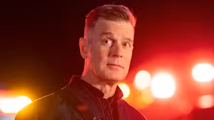 Peter Krause como Bobby en el episodio 4 de la temporada 7 del 9-1-1.