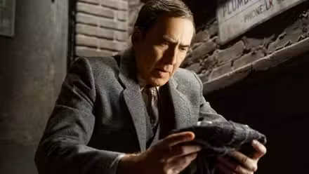 Nicolas Cage sosteniendo su máscara de Spider-Man en el último tráiler de Spider-Noir