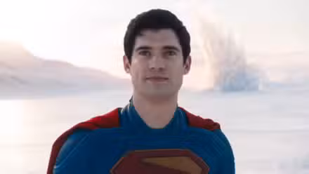Superman sonriéndole a Supergirl en Supergirl