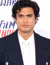 Foto de cabeza de Charles Melton