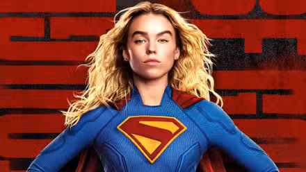 Kara Zor El de Milly Alcock posa para un póster de la película DCU Supergirl