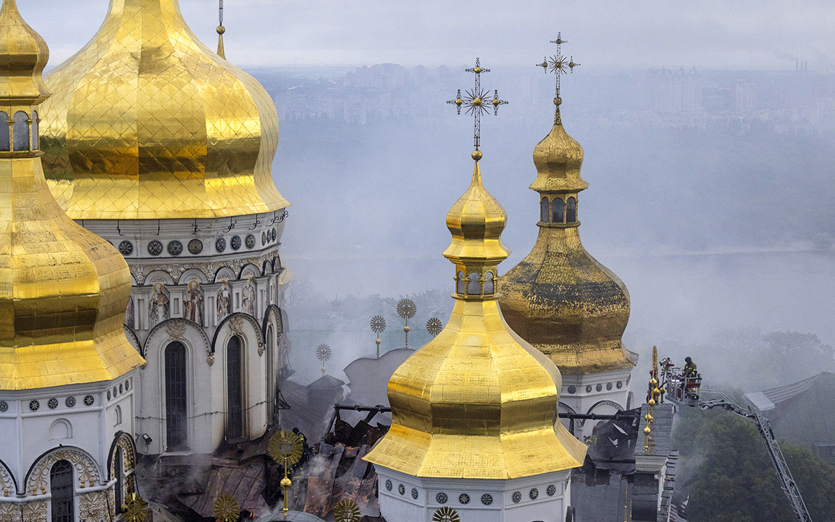 Ataques en Ucrania dejan nueve muertos y dañan la histórica catedral de la Dormición en Kiev