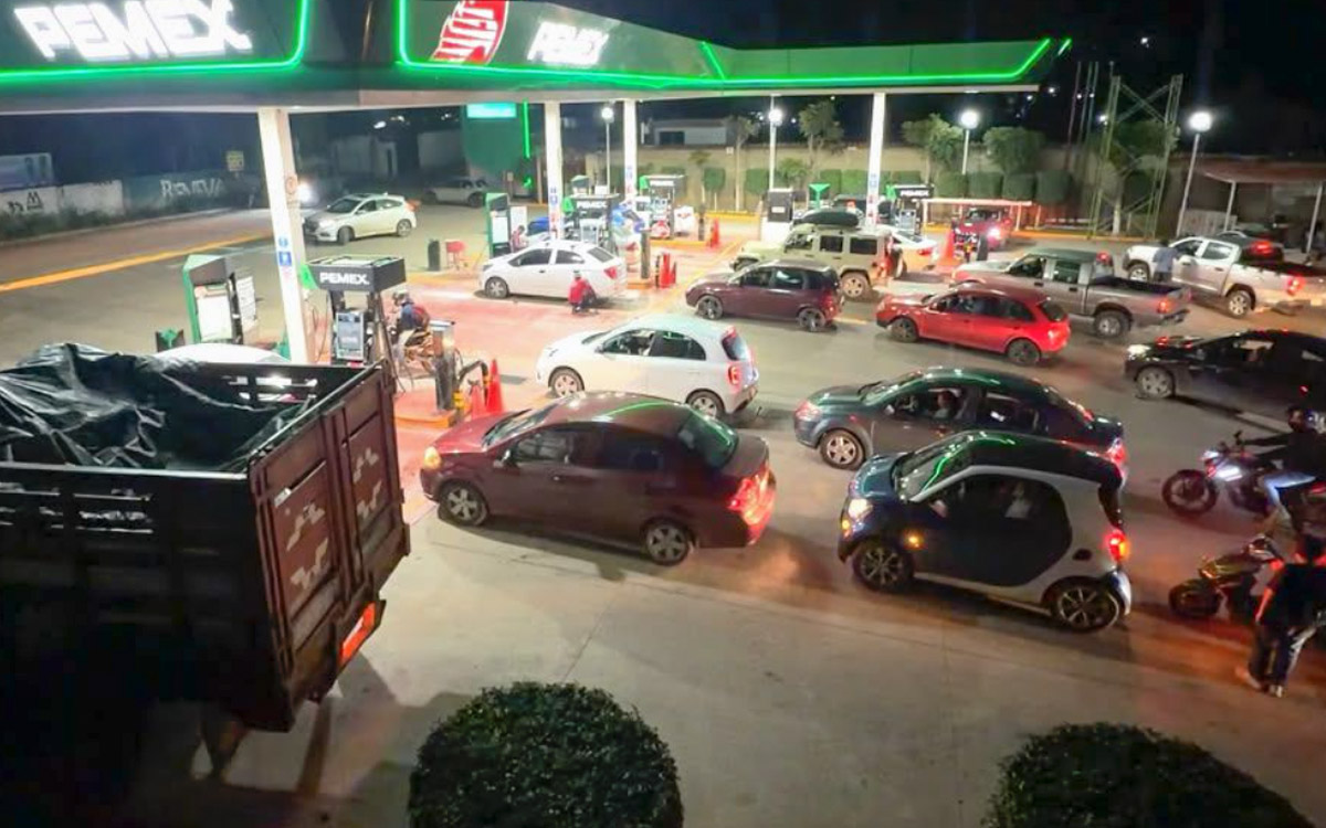 Automovilistas abarrotan gasolinerías de Oaxaca tras toma de planta de Pemex por la CNTE