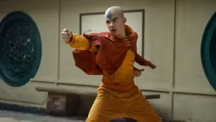 Aang empuja su puño frente a él mientras entrena en Avatar: The Last Airbender de acción real.