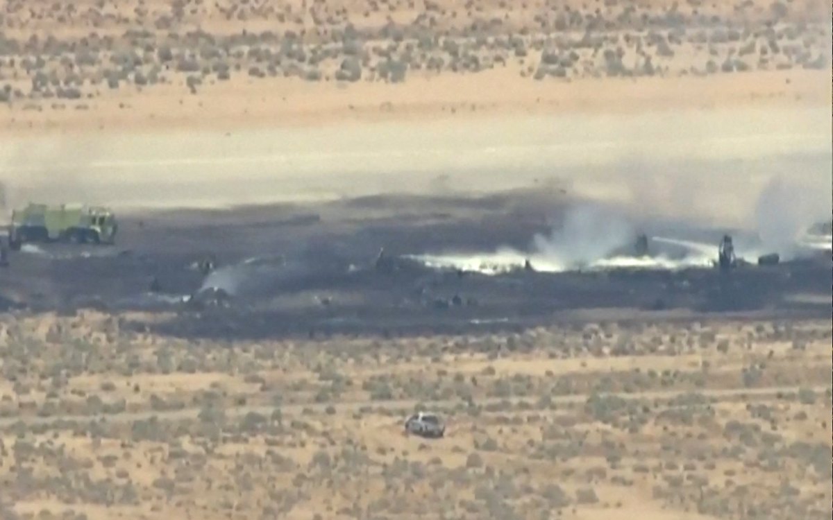 Bombardero de Estados Unidos se estrella tras despegar en base de California