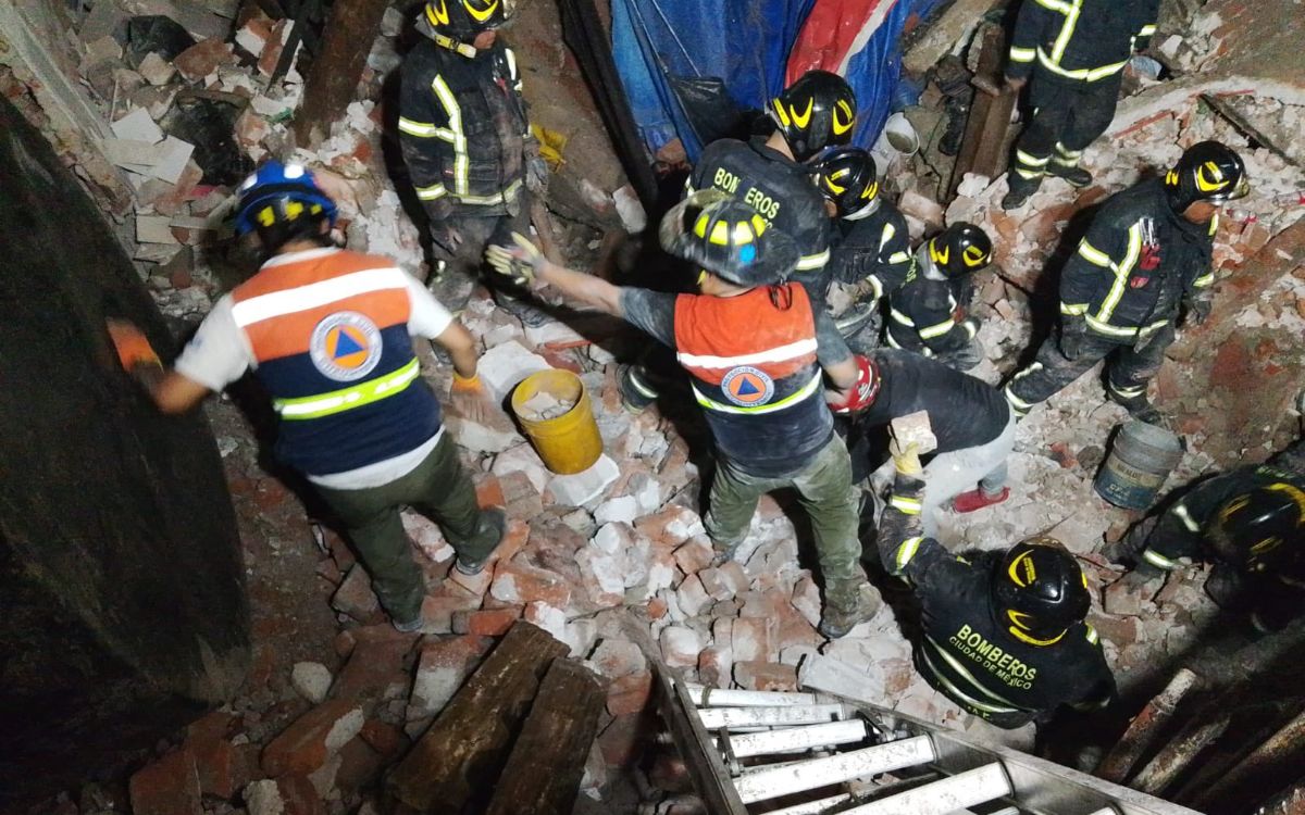 CDMX | Colapsa vivienda en la Cuauhtémoc; un hombre muere y mujer está herida