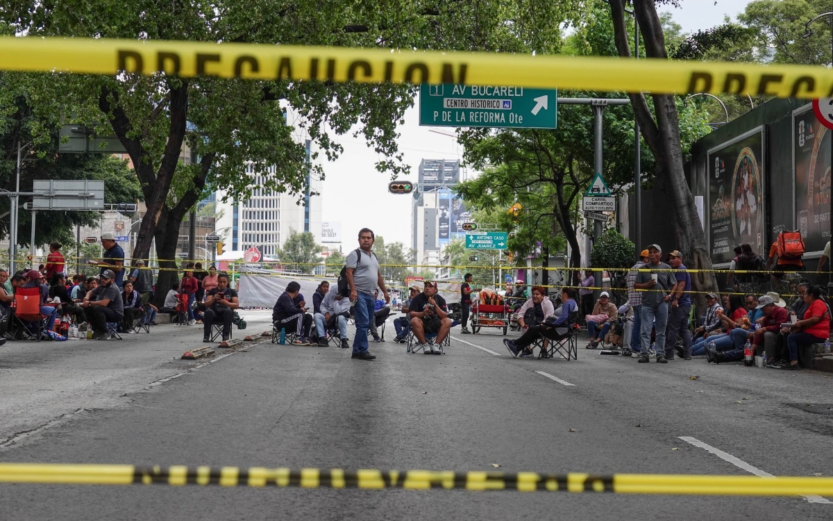 CNTE bloquea Reforma con tres células de maestros y amenaza con plantarse en esa avenida