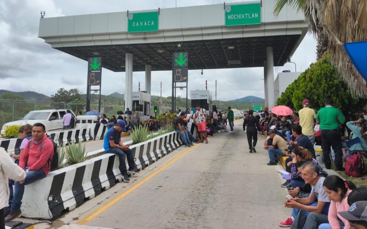 CNTE bloquea terminal de Pemex en Oaxaca, libera casetas y marcha al aeropuerto