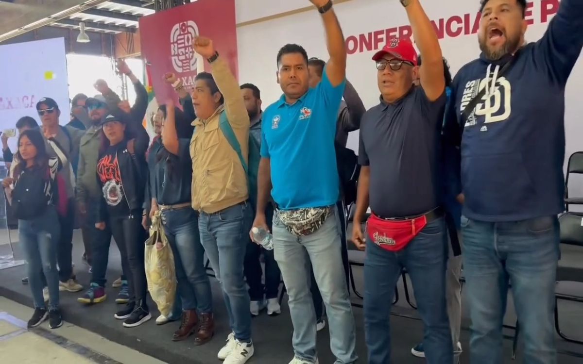 CNTE exige pago a maestros de 800 mdp y revienta conferencia del gobernador de Oaxaca, Salomón Jara