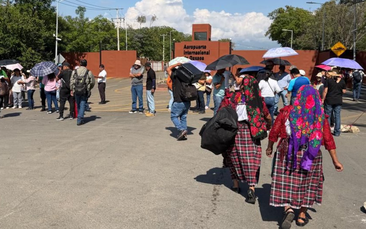 CNTE toma aeropuerto, caseta y terminal de Pemex en Oaxaca
