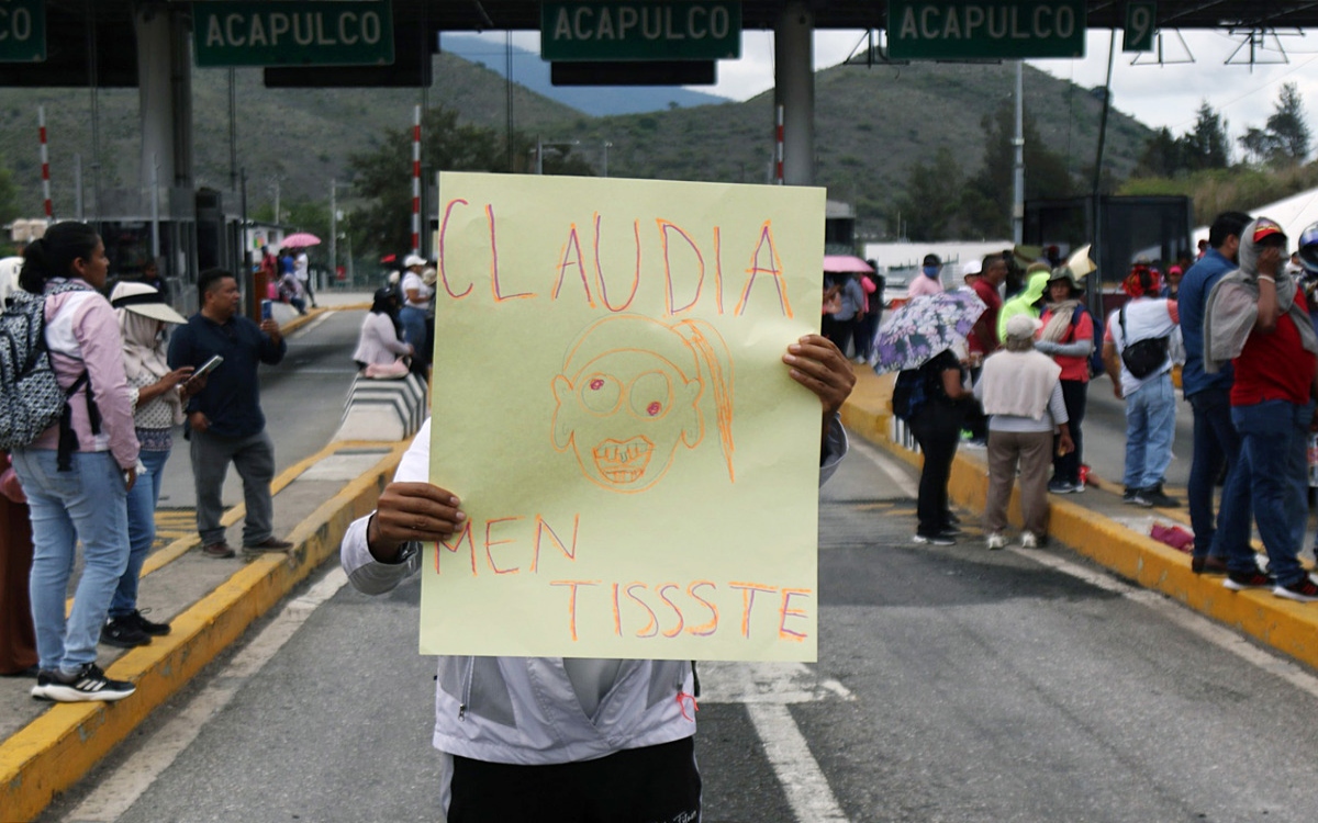 CNTE toma casetas en seis estados y permite libre paso a autos