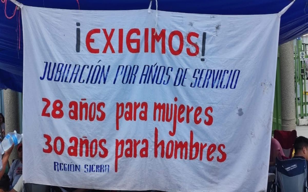 CNTE vuelve a tomar aeropuerto y planta de Pemex en Oaxaca