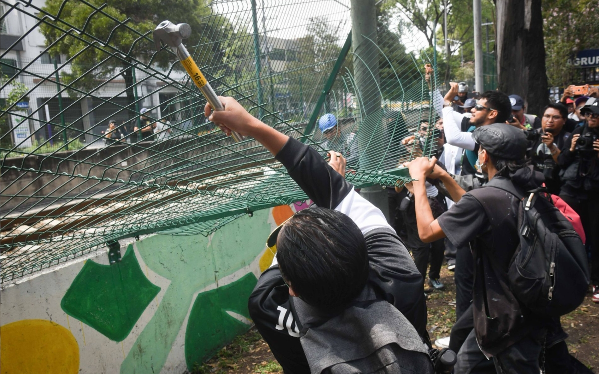 Cierran Tren Ligero tras ser vandalizado por manifestantes